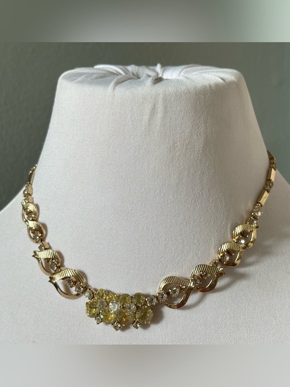 Sarah Coventry Monte Carlo Chartreuse Rhinestone Collar Necklace Pin Up 60s